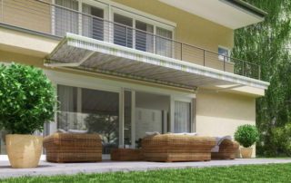 Reflexa Gelenkarmmarkise Benita unter Balkon montiert