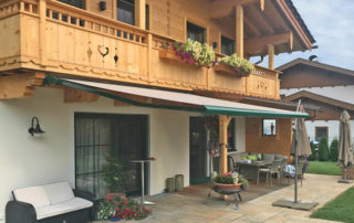 Reflexa Gelenkarmmarkise Jubilo Beispiel am Balkon montiert