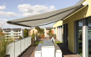 Reflexa Gelenkarmmarkise Jubilo Plus auf dem Balkon montiert