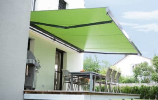 Relfexa Suntigua Gelenkarmmarkise über Terrasse montiert ohne Menschen