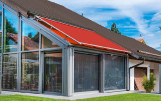 Rote Reflexa Wintergartenmarkise Life auf Haus montiert
