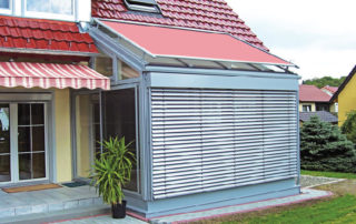 Rote Reflexa Wintergartenmarkise Life auf Wintergarten montiert