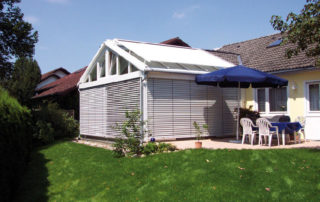 Weiße Reflexa Wintergartenmarkise Life beidseitig auf Dach montiert.