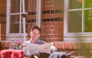 Terrassenheizstrahler 1000 Watt mit Stativ auf der Terrasse